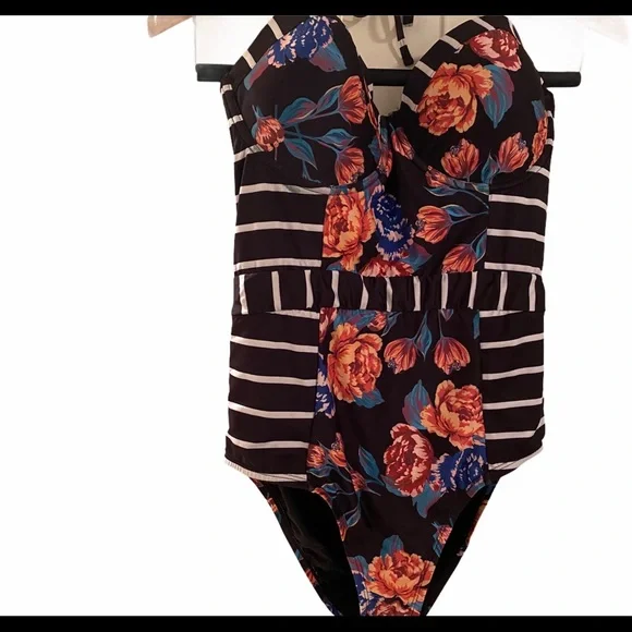 ModCloth Swimsuit  DO NOT PURCHASE ON HOLD FOR @elizabethczarne - Picture 3 of 12